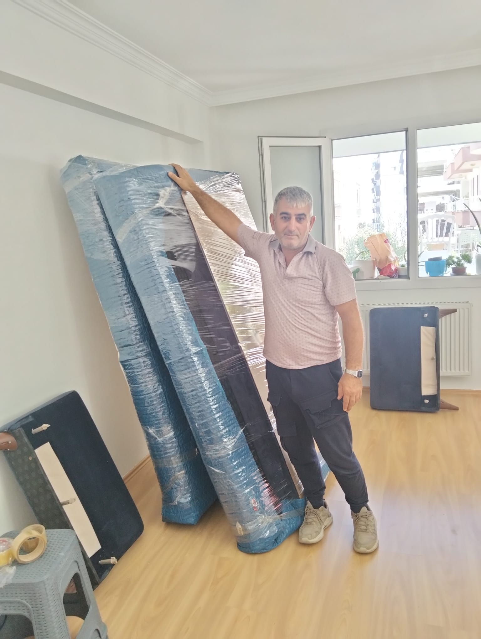 Çoban Ege Nakliyat çalışanı paketli yatak taşıma